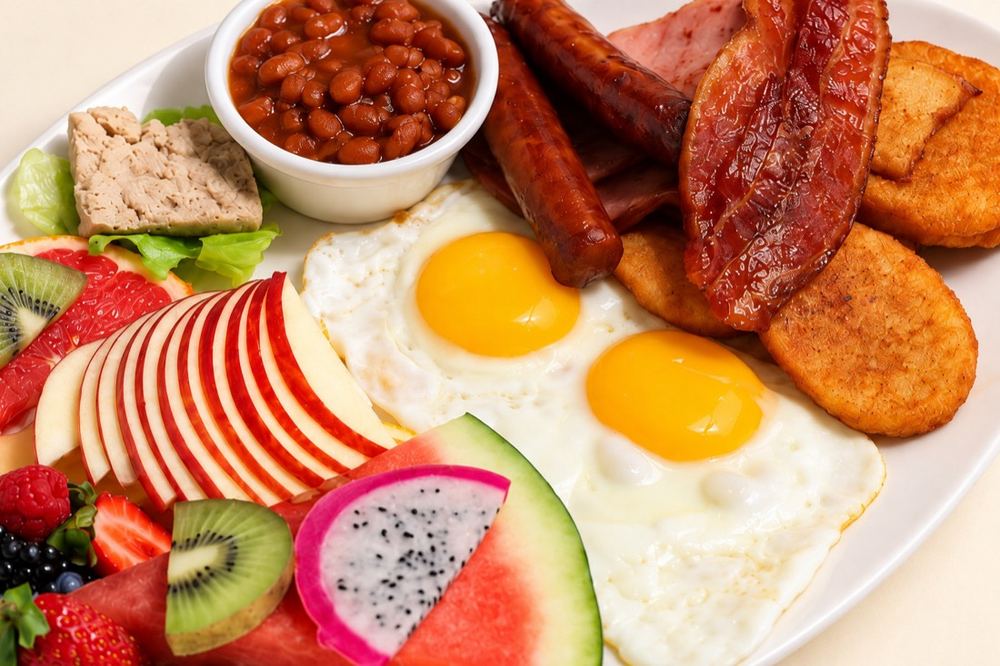 Le Coco : œufs, bacon, saucisses, fèves au lard et fruits frais